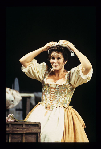 Sylvia McNair (Susanna), Le Nozze di Figaro, Wolfgang Amadeus Mozart. San Francisco Opera, 1997-98. Photographer: Marty Sohl/San Francisco Opera.