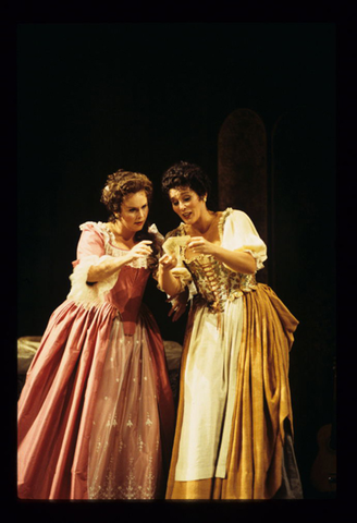 Solveig Kringelborn (Countess Almaviva), Sylvia McNair (Susanna), Le Nozze di Figaro, Wolfgang Amadeus Mozart. San Francisco Opera, 1997-98. Photographer: Marty Sohl/San Francisco Opera.