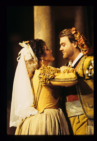 Sylvia McNair (Susanna), Bryn Terfel (Figaro), Le Nozze di Figaro, Wolfgang Amadeus Mozart. San Francisco Opera, 1997-98. Photographer: Marty Sohl/San Francisco Opera.