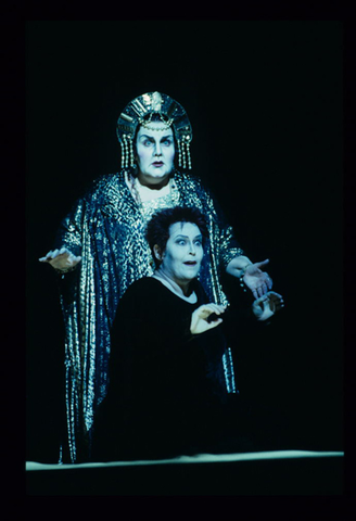 Jane Henschel (Klytemnestra), Elizabeth Connell (Elektra), Elektra, Richard Strauss. San Francisco Opera, 1997-98. Photographer: Marty Sohl/San Francisco Opera.