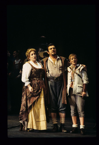 Catherine Keen (Hedwige), Jean-Philippe Lafont (Guillaume Tell), Marie Devellereau (Jemmy), Guillaume Tell, Gioachino Rossini. San Francisco Opera, 1997-98. Photographer: Marty Sohl/San Francisco Opera.