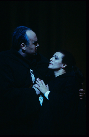 Christopher Robertson (Rigoletto), Giusy Devinu (Gilda), Rigoletto, Giuseppe Verdi. San Francisco Opera, 1997-98. Photographer: Marty Sohl/San Francisco Opera.