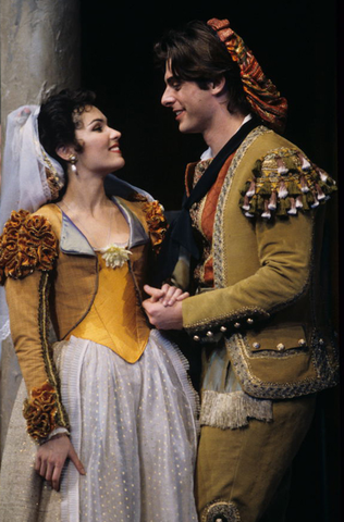 Anna Netrebko (Susanna), John Relyea (Figaro), Le Nozze di Figaro, Wolfgang Amadeus Mozart. San Francisco Opera, 1997-98. Photographer: Marty Sohl/San Francisco Opera.