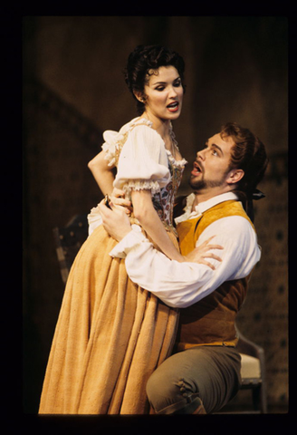 Anna Netrebko (Susanna), David Okerlund (Count Almaviva), Le Nozze di Figaro, Wolfgang Amadeus Mozart. San Francisco Opera, 1997-98. Photographer: Marty Sohl/San Francisco Opera.