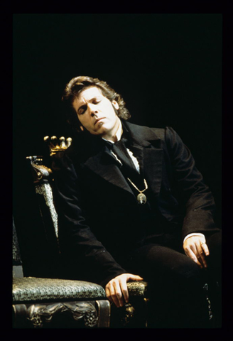 Thomas Hampson (Hamlet), Hamlet, Ambroise Thomas. San Francisco Opera, 1996-97. Photographer: Ron Scherl/San Francisco Opera.