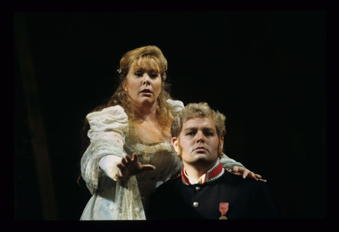 Ruth Ann Swenson (Ophélie), John Autry (Horatio), Hamlet, Ambroise Thomas. San Francisco Opera, 1996-97. Photographer: Ron Scherl/San Francisco Opera.