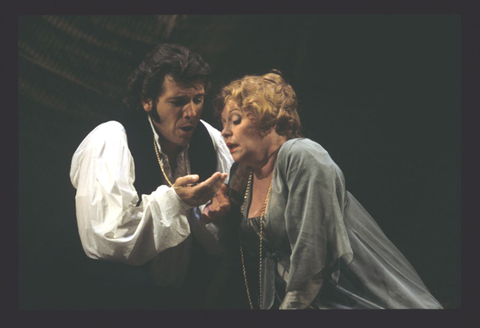 Thomas Hampson (Hamlet), Judith Forst (Queen Gertrude), Hamlet, Ambroise Thomas. San Francisco Opera, 1996-97. Photographer: Ron Scherl/San Francisco Opera.