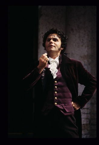 Roberto Saccà (Count Almaviva), Il Barbiere di Siviglia, Gioachino Rossini. San Francisco Opera, 1996-97. Photographer: Marty Sohl/San Francisco Opera.