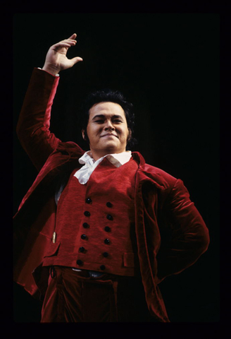 Earle Patriarco (Figaro), Il Barbiere di Siviglia, Gioachino Rossini. San Francisco Opera, 1996-97. Photographer: Marty Sohl/San Francisco Opera.