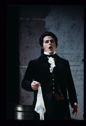 Bruce Ford (Count Almaviva), Il Barbiere di Siviglia, Gioachino Rossini. San Francisco Opera, 1996-97. Photographer: Marty Sohl/San Francisco Opera.