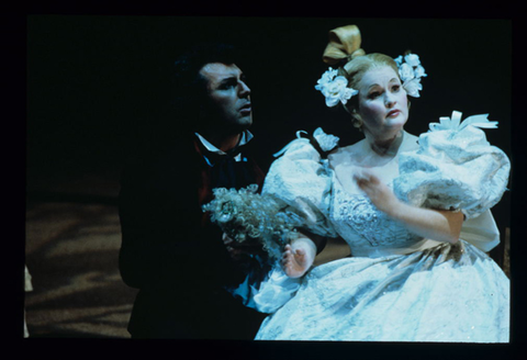 Jerry Hadley (Hoffmann), Tracy Dahl (Olympia), Les Contes d'Hoffmann, Jacques Offenbach. San Francisco Opera, 1996-97. Photographer: Ron Scherl/San Francisco Opera.