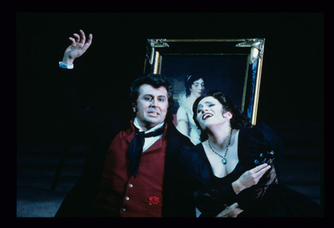 Jerry Hadley (Hoffmann), Patricia Racette (Antonia), Les Contes d'Hoffmann, Jacques Offenbach. San Francisco Opera, 1996-97. Photographer: Ron Scherl/San Francisco Opera.