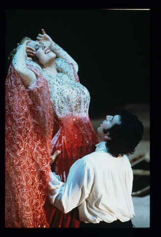 Catherine Keen (Giulietta), Jerry Hadley (Hoffmann), Les Contes d'Hoffmann, Jacques Offenbach. San Francisco Opera, 1996-97. Photographer: Ron Scherl/San Francisco Opera.