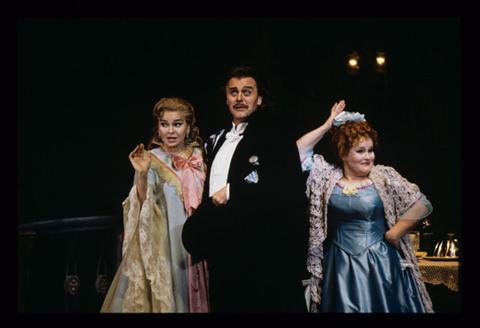 Eilana Lappalainen (Rosalinda), Theodore Baerg (Eisenstein), Tracy Dahl (Adele), Die Fledermaus, Johann Strauss, Jr.. San Francisco Opera, 1996-97. Photographer: Ron Scherl/San Francisco Opera.