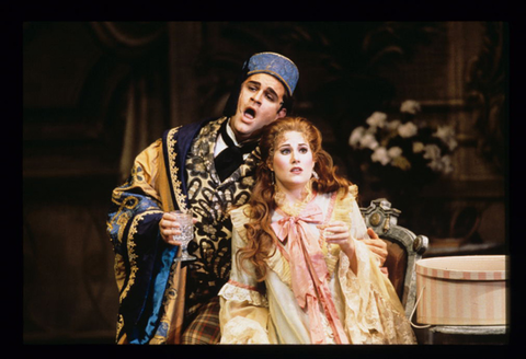 Carlo Scibelli (Alfred), Nicolle Foland (Rosalinda), Die Fledermaus, Johann Strauss, Jr.. San Francisco Opera, 1996-97. Photographer: Ron Scherl/San Francisco Opera.