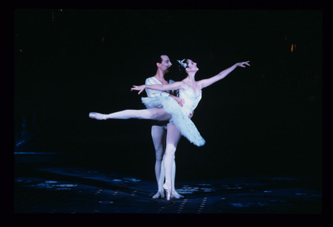 Wes Chapman (Dancer), Cynthia Harvey (Dancer), Die Fledermaus, Johann Strauss, Jr.. San Francisco Opera, 1996-97. Photographer: Ron Scherl/San Francisco Opera.