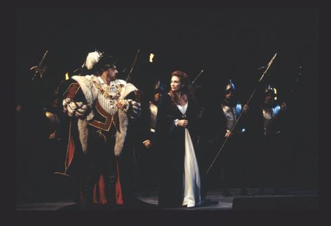 Roberto Scandiuzzi (Enrico), Carol Vaness (Anna Bolena), Supernumeraries, Anna Bolena, Gaetano Donizetti. San Francisco Opera, 1995-96. Photographer: Marty Sohl/San Francisco Opera.