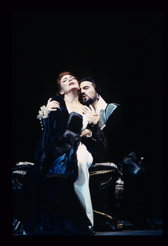 Carol Vaness (Anna Bolena), Giuseppe Sabbatini (Riccardo Percy), Anna Bolena, Gaetano Donizetti. San Francisco Opera, 1995-96. Photographer: Marty Sohl/San Francisco Opera.