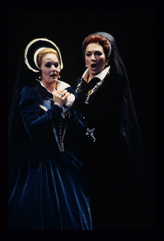 Susanne Mentzer (Giovanna Seymour), Carol Vaness (Anna Bolena), Anna Bolena, Gaetano Donizetti. San Francisco Opera, 1995-96. Photographer: Marty Sohl/San Francisco Opera.