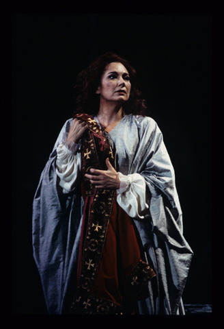 Carol Vaness (Anna Bolena), Anna Bolena, Gaetano Donizetti. San Francisco Opera, 1995-96. Photographer: Marty Sohl/San Francisco Opera.