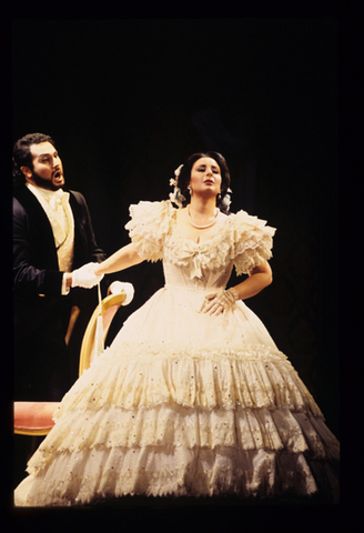 Roberto Aronica (Alfredo), Verónica Villarroel (Violetta), La Traviata, Giuseppe Verdi. San Francisco Opera, 1995-96. Photographer: Marty Sohl/San Francisco Opera.