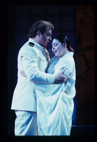 Richard Leech (Lt. Pinkerton), Catherine Malfitano (Cio-Cio-San), Madama Butterfly, Giacomo Puccini. San Francisco Opera, 1995-96. Photographer: Marty Sohl/San Francisco Opera.