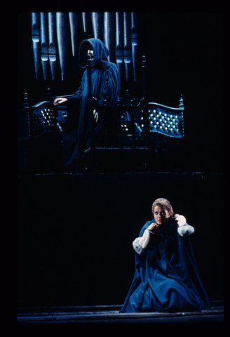 Samuel Ramey (Méphistophélès), Nancy Gustafson (Marguerite), Faust, Charles Gounod. San Francisco Opera, 1995-96. Photographer: Marty Sohl/San Francisco Opera.