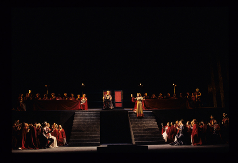 James Morris (Macbeth), Gwyneth Jones (Lady Macbeth), Ensemble, Macbeth, Giuseppe Verdi. San Francisco Opera, 1994-95. Photographer: Marty Sohl/San Francisco Opera.