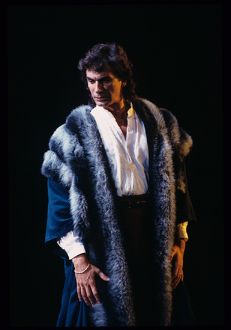 Fabio Armiliato (Manrico), Il Trovatore, Giuseppe Verdi. San Francisco Opera, 1994-95. Photographer: Marty Sohl/San Francisco Opera.