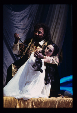 Chris Merritt (Otello), Cecilia Gasdia (Desdemona), Otello (Rossini), Gioachino Rossini. San Francisco Opera, 1994-95. Photographer: Marty Sohl/San Francisco Opera.