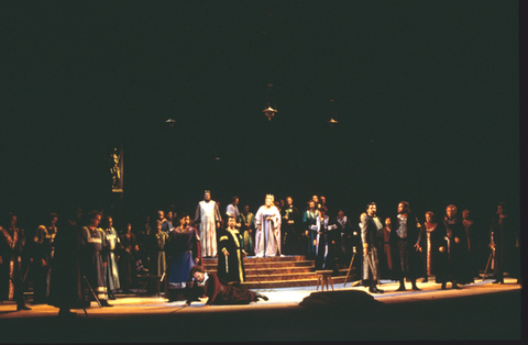 Deborah Voigt (Elisabeth), Wolfgang Schmidt (Tannhäuser), Chorus, Tannhäuser, Richard Wagner. San Francisco Opera, 1994-95. Photographer: Marty Sohl/San Francisco Opera.