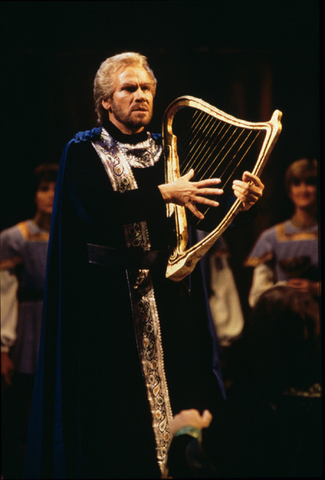 Jorma Hynninen (Wolfram), Chorus, Tannhäuser, Richard Wagner. San Francisco Opera, 1994-95. Photographer: Marty Sohl/San Francisco Opera.