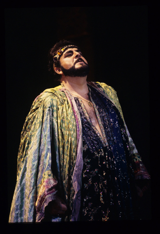 Juan Pons (Hérode), Hérodiade, Jules Massenet. San Francisco Opera, 1994-95. Photographer: Marty Sohl/San Francisco Opera.