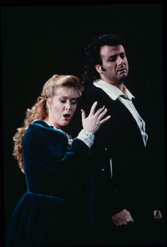 Ruth Ann Swenson (Lucia), Marcello Giordani (Edgardo), Lucia di Lammermoor, Gaetano Donizetti. San Francisco Opera, 1994-95. Photographer: Marty Sohl/San Francisco Opera.