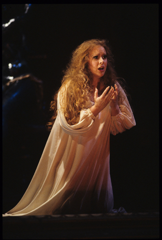 Ruth Ann Swenson (Lucia), Lucia di Lammermoor, Gaetano Donizetti. San Francisco Opera, 1994-95. Photographer: Marty Sohl/San Francisco Opera.