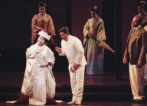 Chen Sue Panariello (Cio-Cio-San), Zoran Todorovich (Pinkerton), David Okerlud (Sharpless), Chorus, Madama Butterfly, Giacomo Puccini. San Francisco Opera, 2001-02. Photographer: Adam Traum/San Francisco Opera.