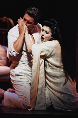 Miriam Gauci (Cio-Cio-San), Zoran Todorovich (Pinkerton), Madama Butterfly, Giacomo Puccini. San Francisco Opera, 2001-02. Photographer: Larry Merkle/San Francisco Opera.