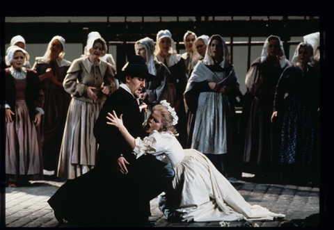 Alastair Miles (Giorgio), June Anderson (Elvira), Chorus, I Puritani, Vincenzo Bellini. San Francisco Opera, 1993-94. Photographer: Marty Sohl/San Francisco Opera.