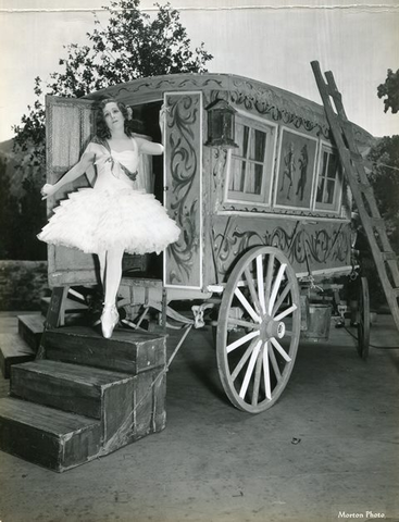 Pagliacci, Ruggero Leoncavallo. San Francisco Opera, 1933. Photographer: Lawrence B. Morton/San Francisco Opera.