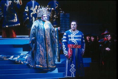 Jane Eaglen (Turandot), Jon Villars (Calaf), Ensemble, Turandot, Giacomo Puccini. San Francisco Opera, 2002-03. Photographer: Ken Friedman/San Francisco Opera.