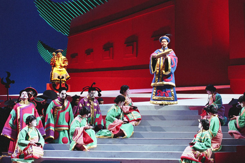 Dean Anthony (Altoum), John Ames (A Mandarin), Chorus, Supernumeraries, Turandot, Giacomo Puccini. San Francisco Opera, 2002-03. Photographer: Larry Merkle/San Francisco Opera.