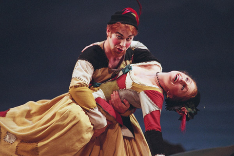 Daniel Belcher (Arlecchino), Laura Claycomb (Zerbinetta), Ariadne auf Naxos, Richard Strauss. San Francisco Opera, 2002-03. Photographer: Larry Merkle/San Francisco Opera.