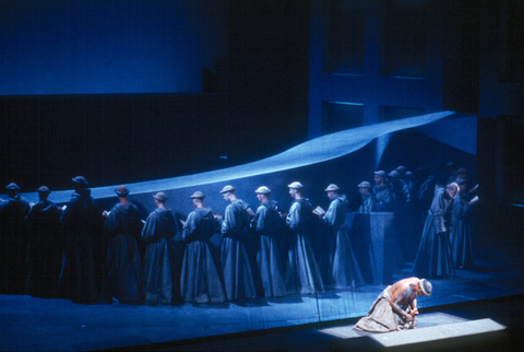 Willard White (Saint François), Chorus, Saint François d'Assise, Olivier Messiaen. San Francisco Opera, 2002-03. Photographer: Ken Friedman/San Francisco Opera.