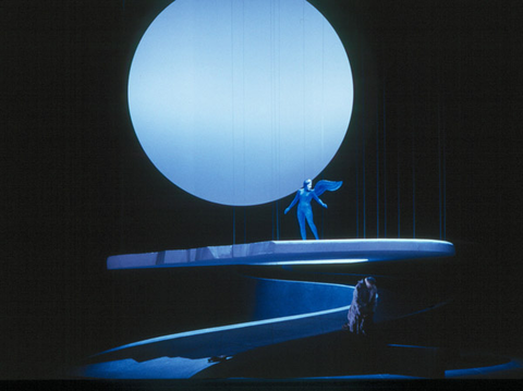 Laura Aikin (L'Ange), Willard White (Saint François), Saint François d'Assise, Olivier Messiaen. San Francisco Opera, 2002-03. Photographer: Ken Friedman/San Francisco Opera.