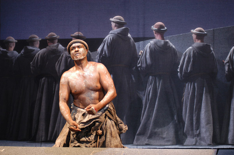 Willard White (Saint François), Chorus, Saint François d'Assise, Olivier Messiaen. San Francisco Opera, 2002-03. Photographer: Larry Merkle/San Francisco Opera.