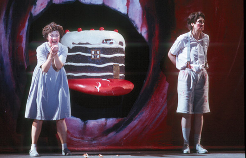 Catrin Wyn-Davies (Gretel), Sara Fulgoni (Hänsel), Hänsel und Gretel, Engelbert Humperdinck. San Francisco Opera, 2002-03. Photographer: Ken Friedman/San Francisco Opera.