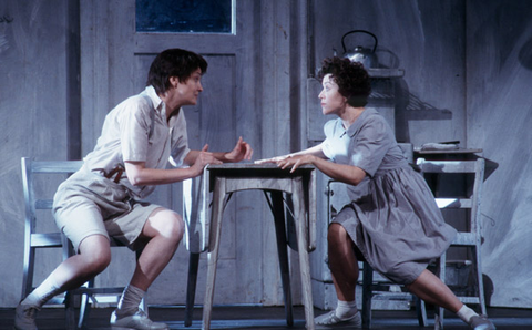 Sara Fulgoni (Hänsel), Catrin Wyn-Davies (Gretel), Hänsel und Gretel, Engelbert Humperdinck. San Francisco Opera, 2002-03. Photographer: Ken Friedman/San Francisco Opera.