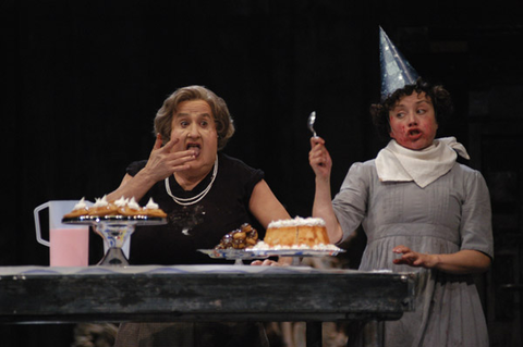 Graham Clark (The Witch), Catrin Wyn-Daies (Gretel), Hänsel und Gretel, Engelbert Humperdinck. San Francisco Opera, 2002-03. Photographer: Larry Merkle/San Francisco Opera.