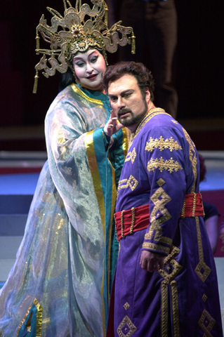 Audrey Stottler, (Turandot), Antonio Nagore (Calaf), Turandot, Giacomo Puccini. San Francisco Opera, 2002-03. Photographer: Adam Traum/San Francisco Opera.