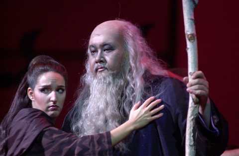 Norah Amsellem (Liù), Attila Jun (Timur), Turandot, Giacomo Puccini. San Francisco Opera, 2002-03. Photographer: Adam Traum/San Francisco Opera.